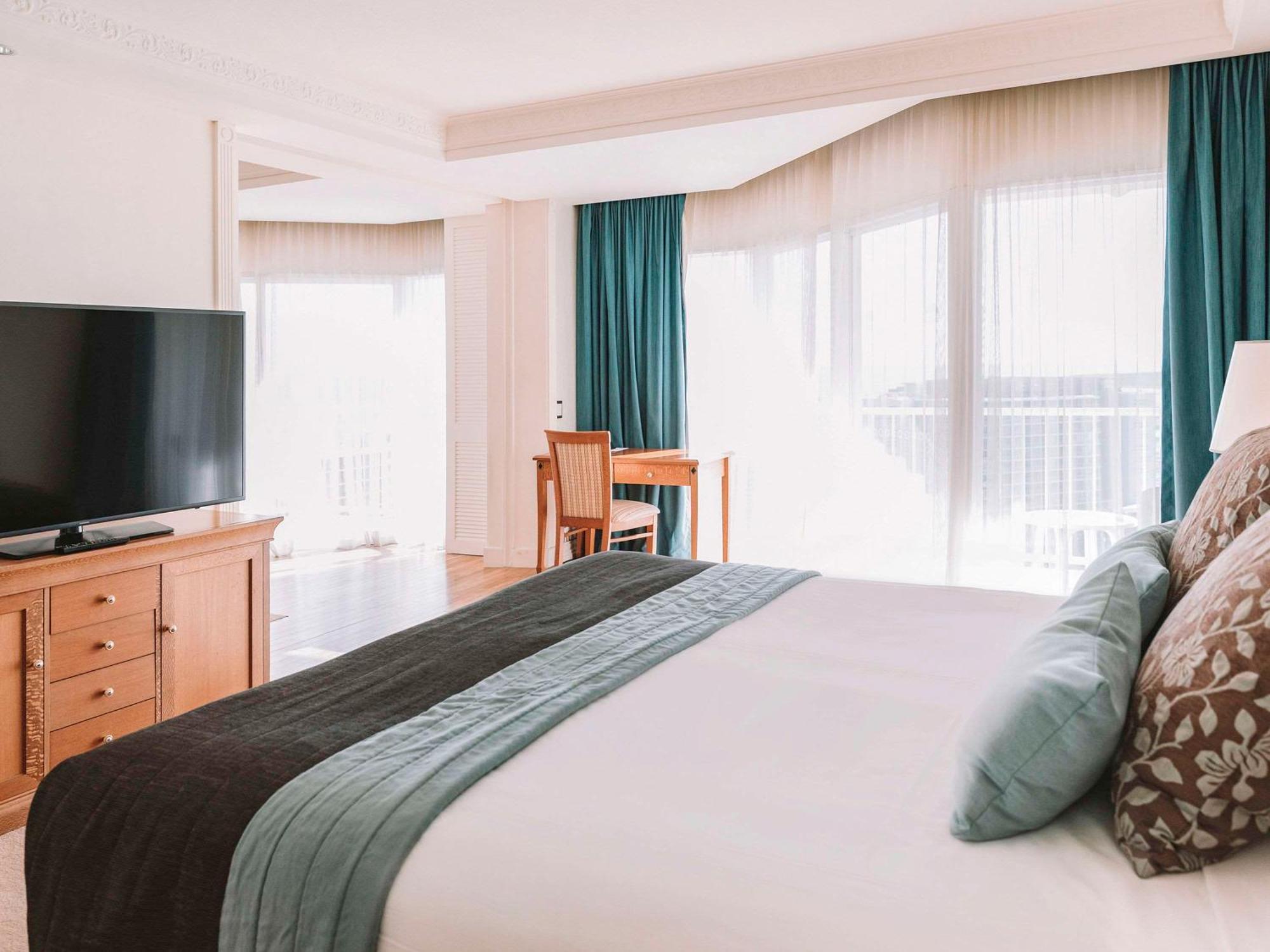 Hotel Pullman Cairns International Esterno foto A bedroom at the hotel