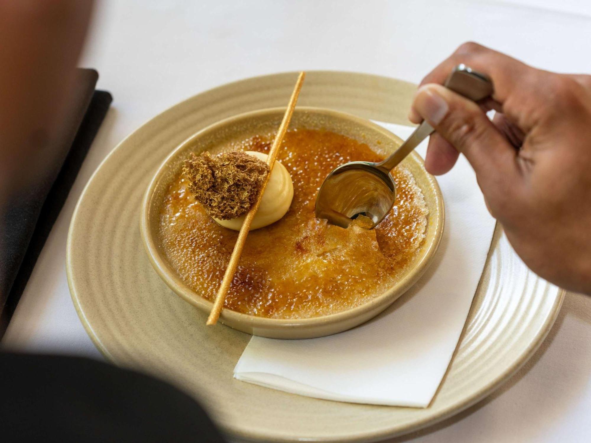 Hotel Pullman Cairns International Esterno foto A dessert at the restaurant