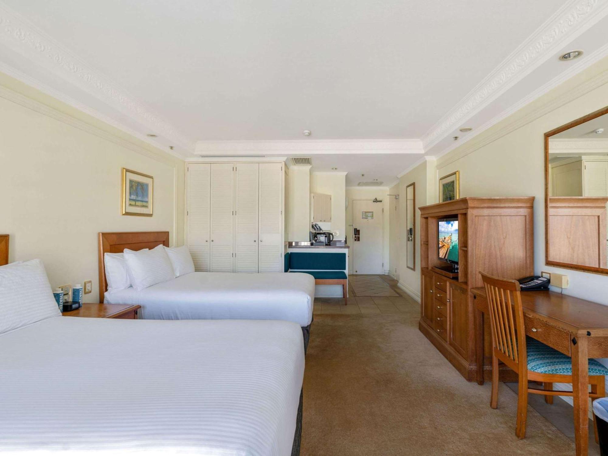 Hotel Pullman Cairns International Esterno foto A room at the hotel