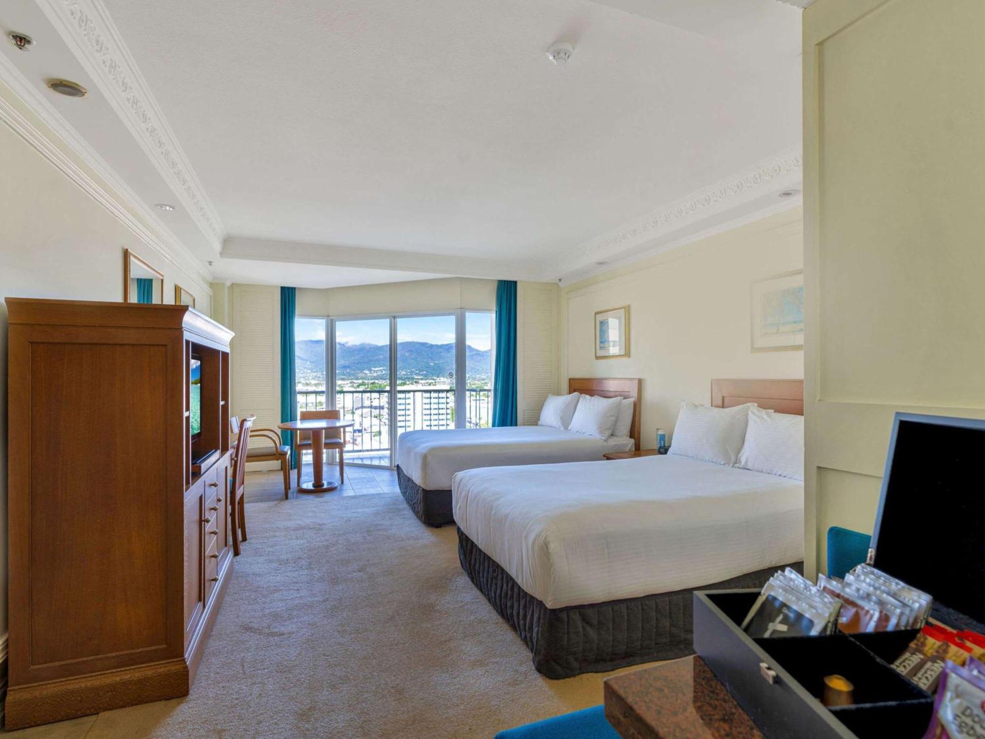 Hotel Pullman Cairns International Esterno foto A room at the Hilton Sydney