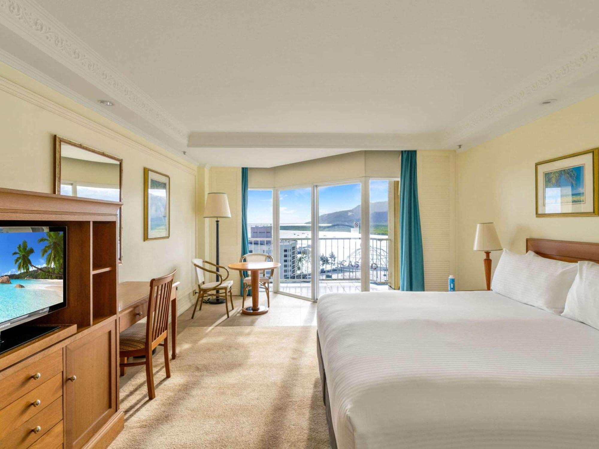 Hotel Pullman Cairns International Esterno foto A guest room at the Hilton San Diego Bay