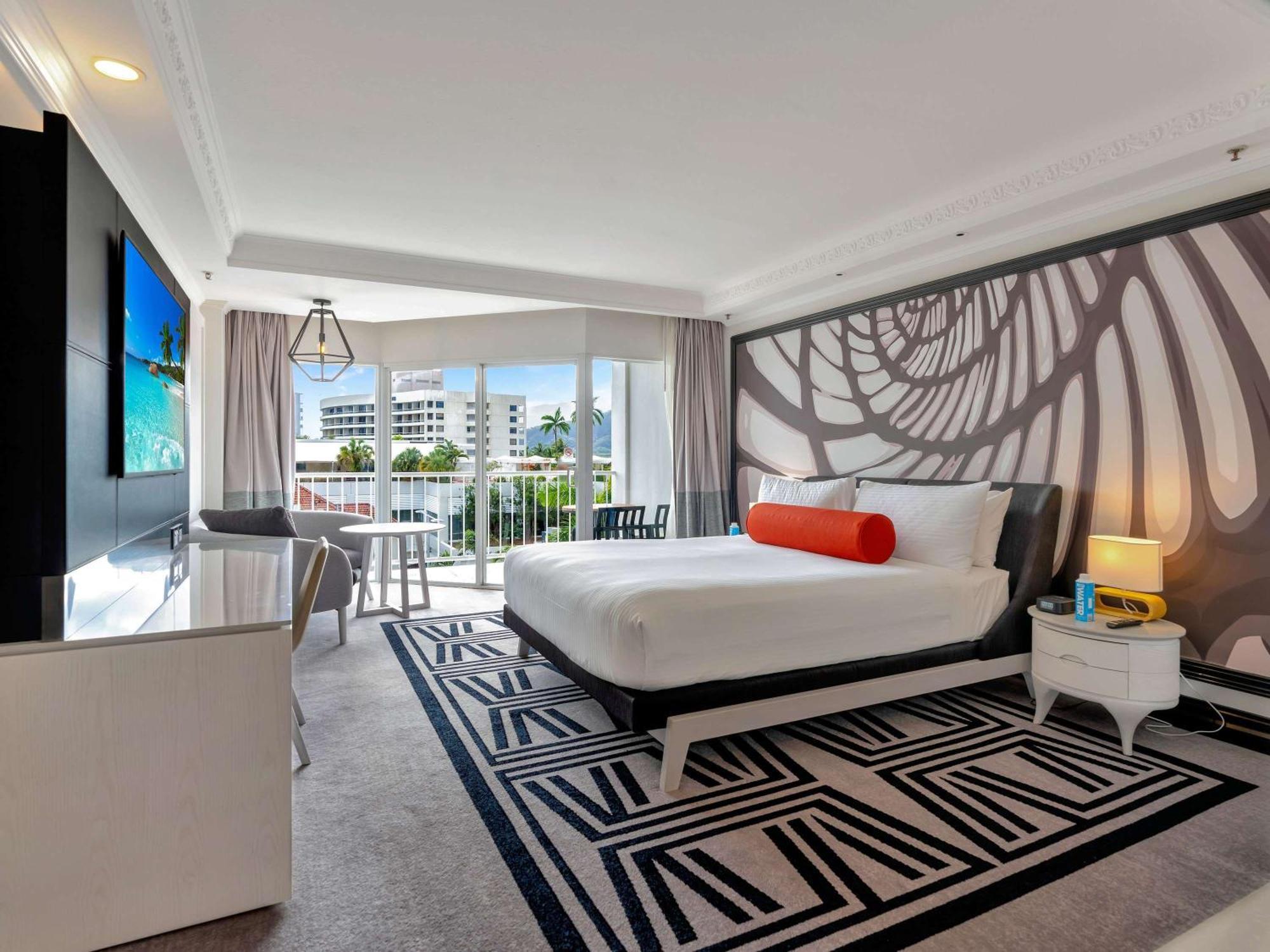 Hotel Pullman Cairns International Esterno foto A guest room at the SLS Lux