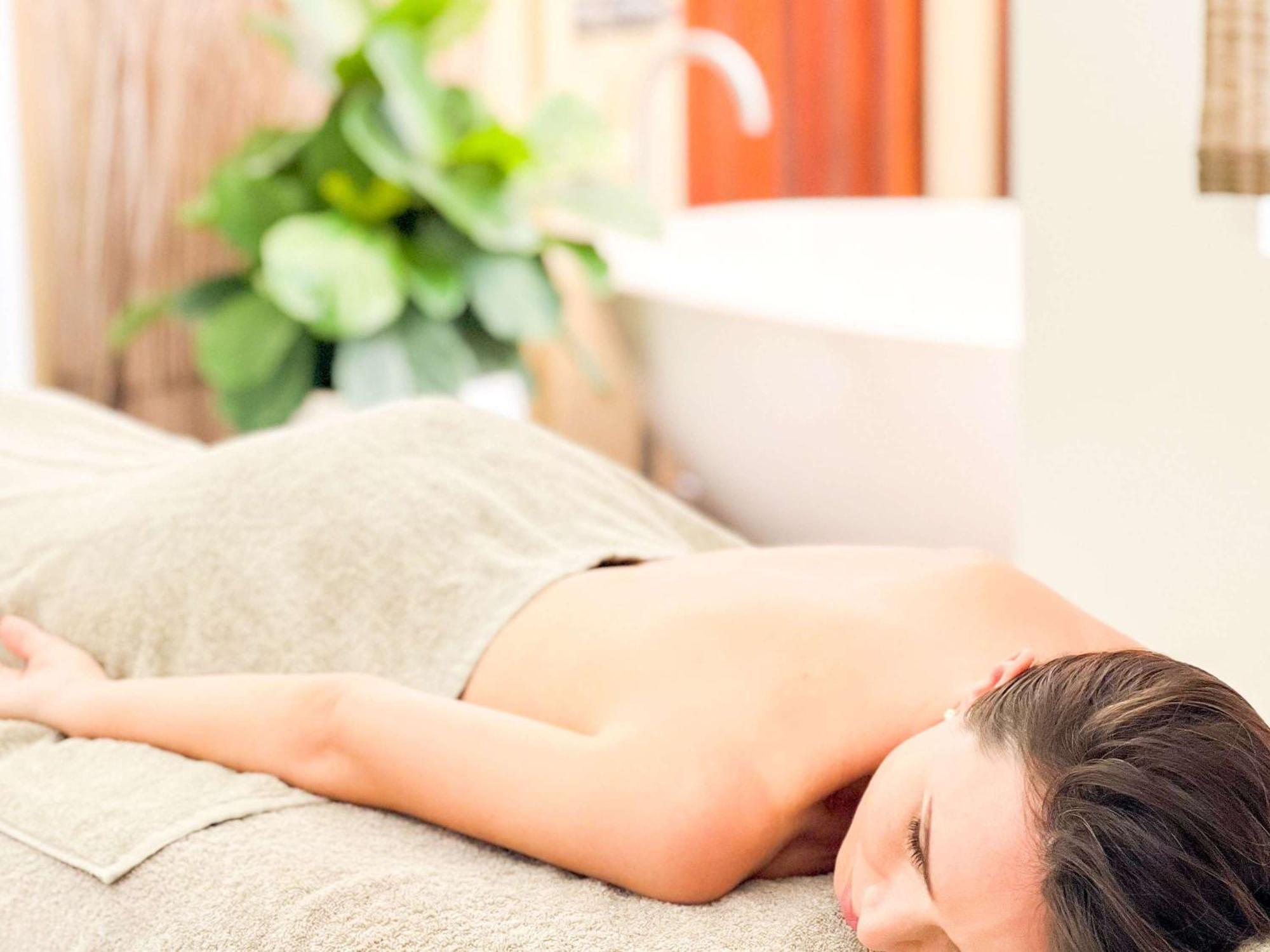 Hotel Pullman Cairns International Esterno foto A woman receiving a massage
