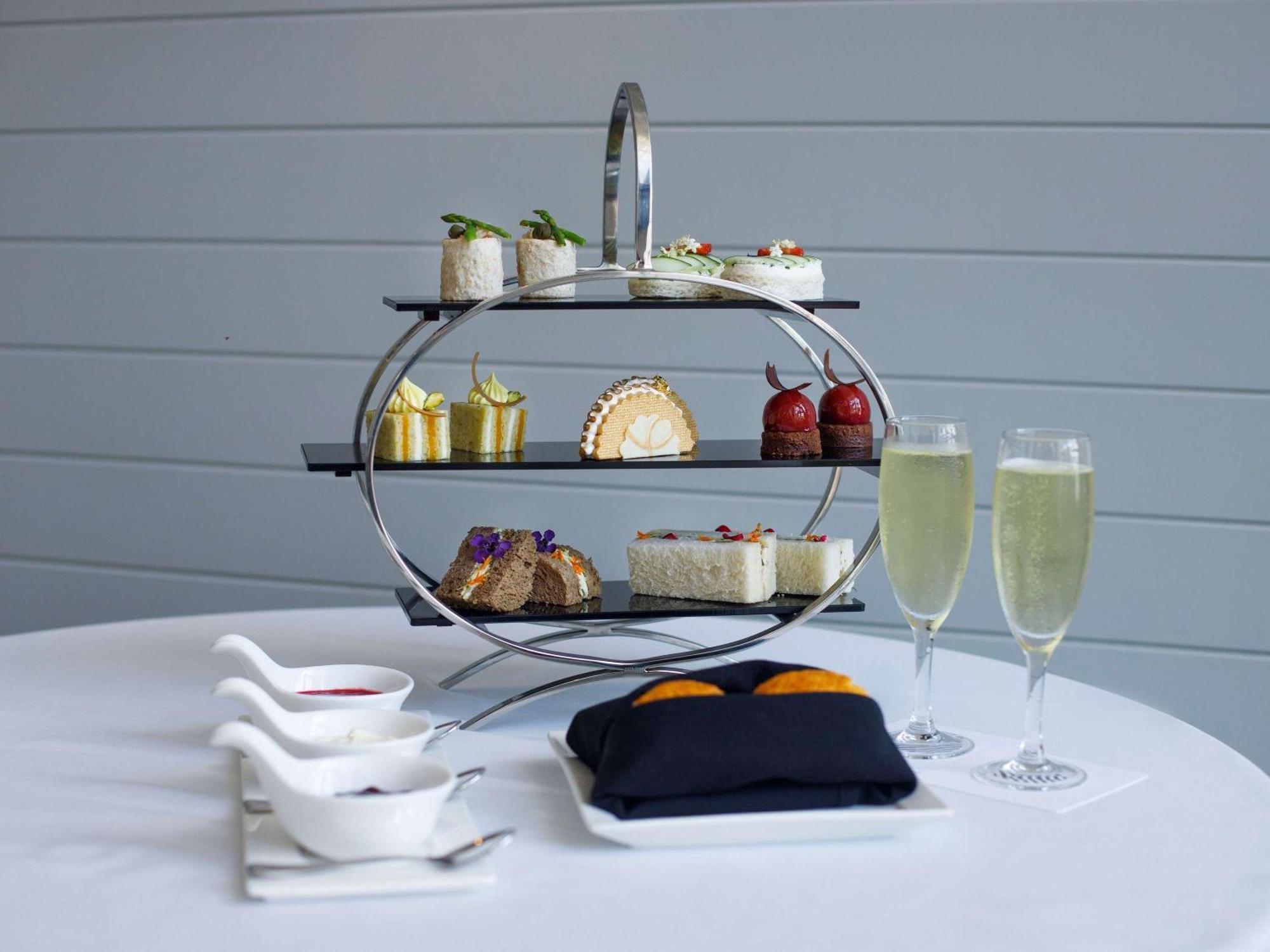 Hotel Pullman Cairns International Esterno foto Afternoon tea at the Qantas First Lounge at London Heathrow Airport