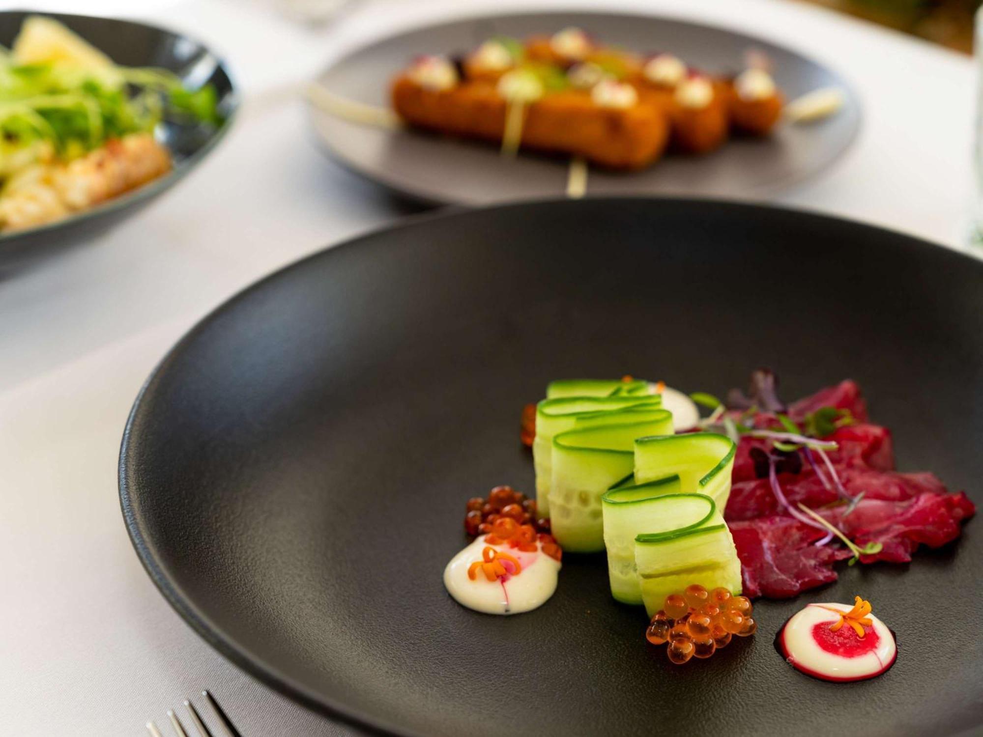 Hotel Pullman Cairns International Esterno foto A plate of food at the restaurant