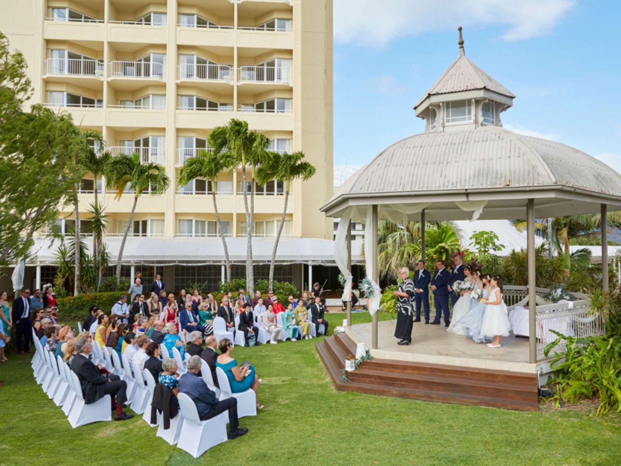 Hotel Pullman Cairns International Esterno foto A wedding at the Sheraton Resort