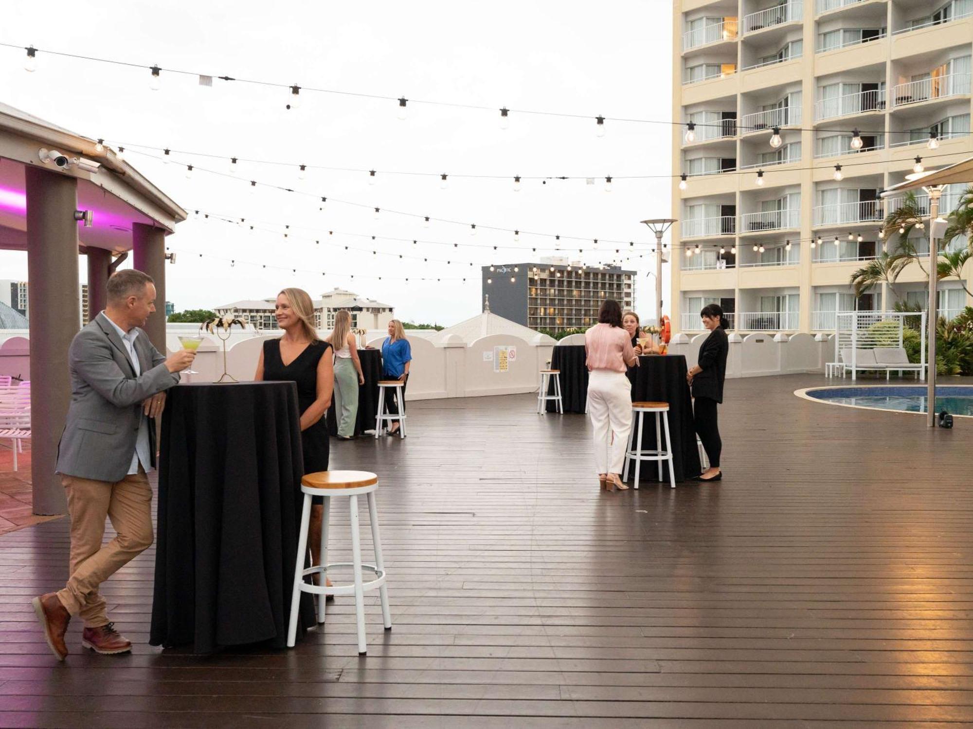 Hotel Pullman Cairns International Esterno foto The rooftop bar at the Emporium Hotel South Bank