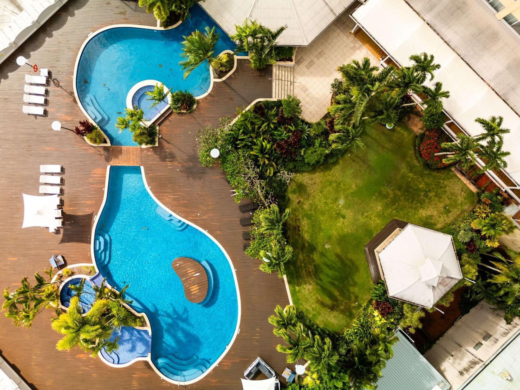 Hotel Pullman Cairns International Esterno foto The swimming pool at the hotel