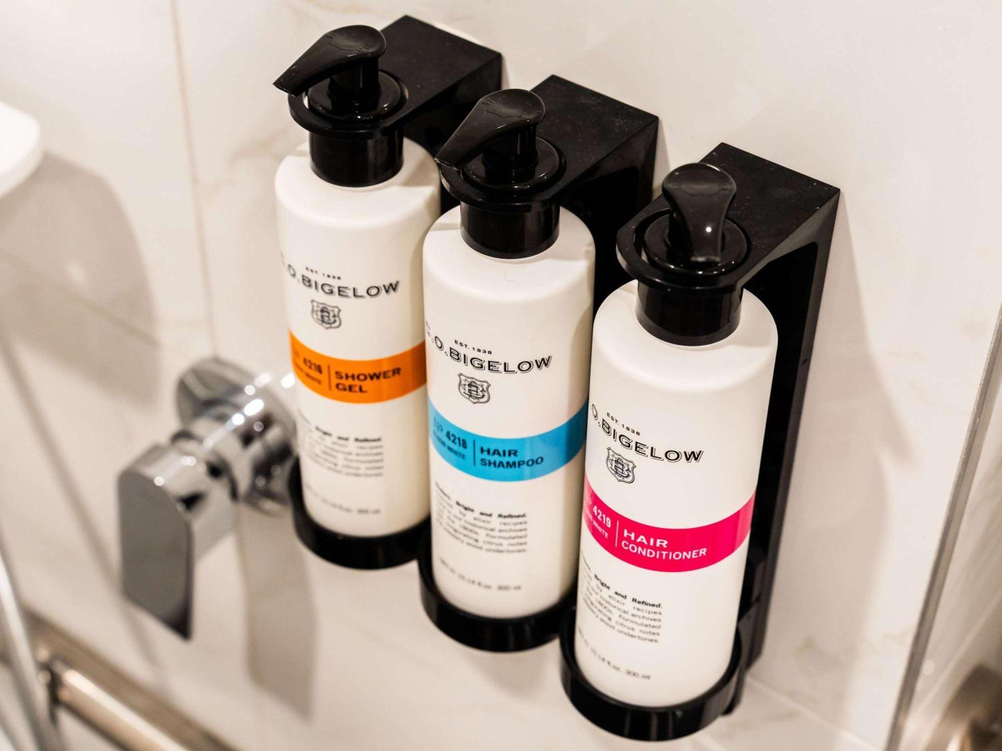 Hotel Pullman Cairns International Esterno foto Shower gel, shampoo and conditioner