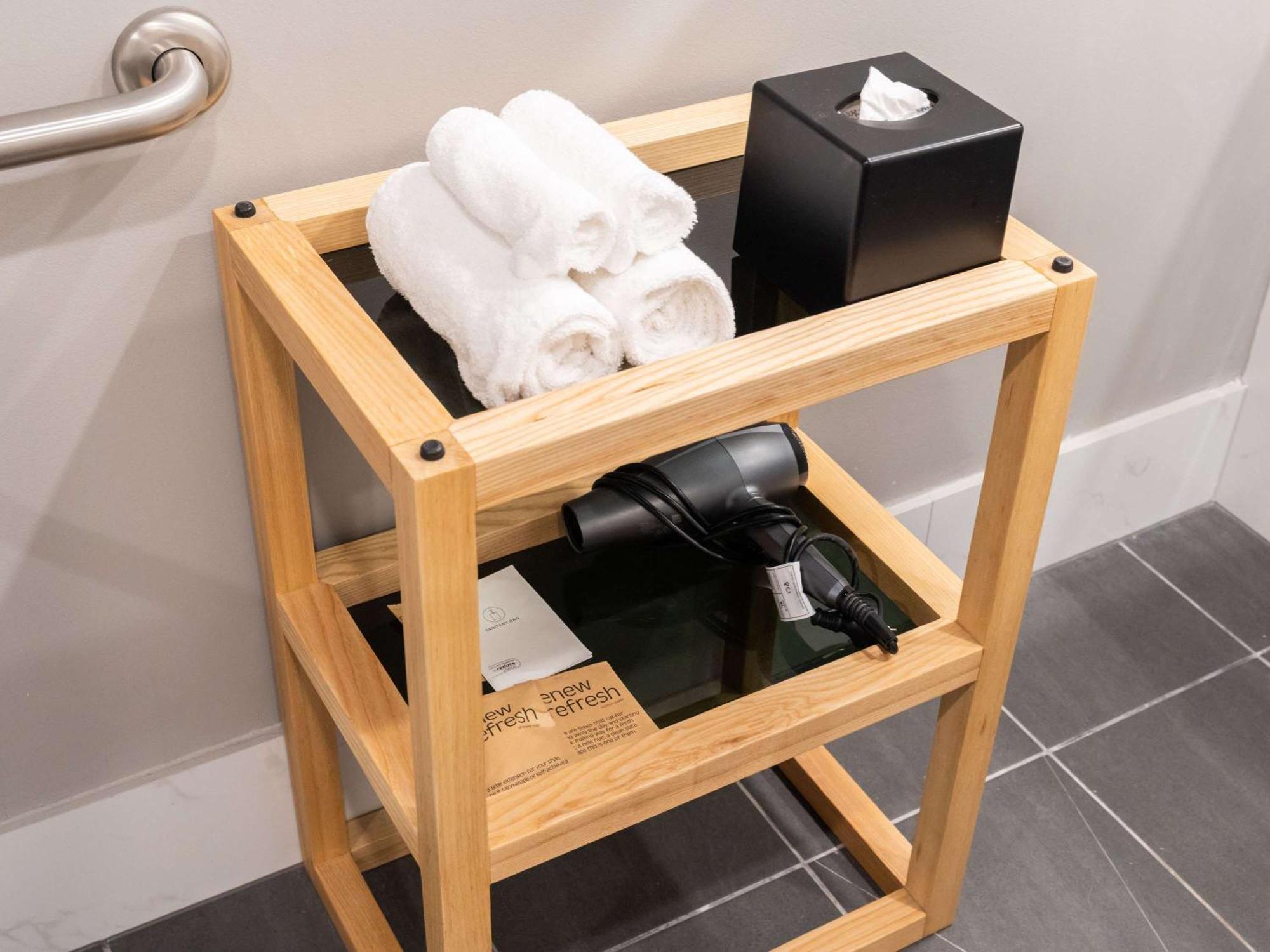 Hotel Pullman Cairns International Esterno foto A wooden bathroom caddy