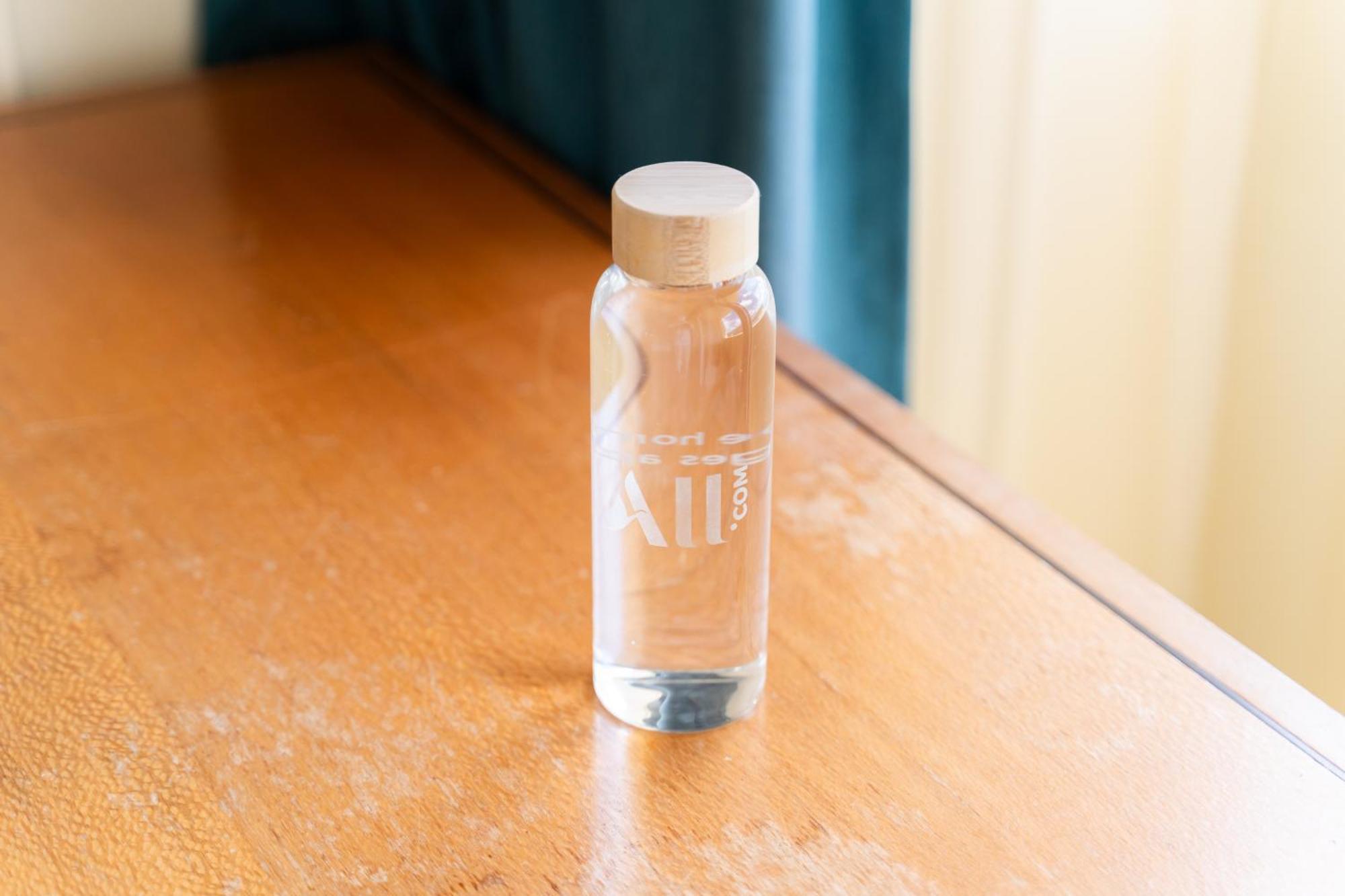 Hotel Pullman Cairns International Esterno foto A bottle of water
